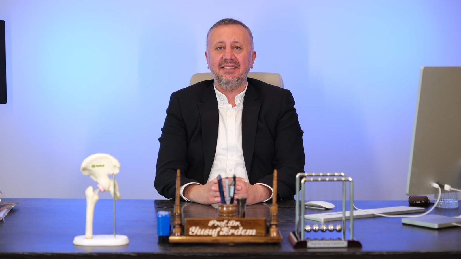 Prof. Dr. Yusuf Erdem — Ankara ortopedi ve travmatoloji uzmanı, muayenehanesinde